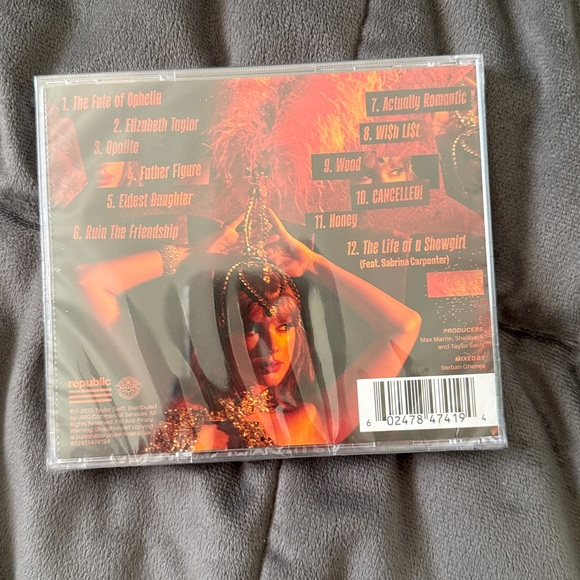 The Life of a Showgirl CD + Hand Signed Photo 4 - Picture 3 of 3